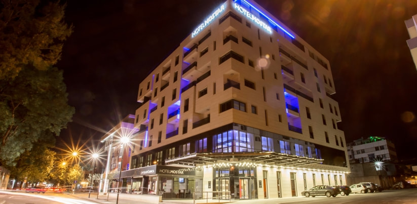 Hotel u Mostaru noću